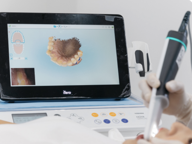 マウスピースや裏側矯正で目立たずに