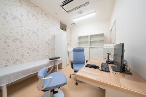 五反野駅から徒歩2分！残業ほぼなし！サミット３Ｆにある皮膚科と小児科のクリニックです！！病気を治すだけではない。 患者さんが健康を理解できる医療を。処置や診療補助に加えて、患者さんの健康を支える看護を実践しませんか。