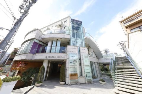 看護師常勤。表参道駅から徒歩4分。整形外科、再生医療のクリニック勤務。　★手術室経験の勤務がある看護師さんは優遇します。